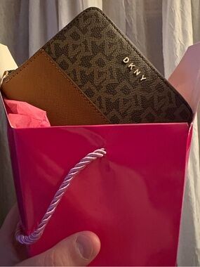 DKNY Donna Karan New York Velita wallet brown monogram design like new
